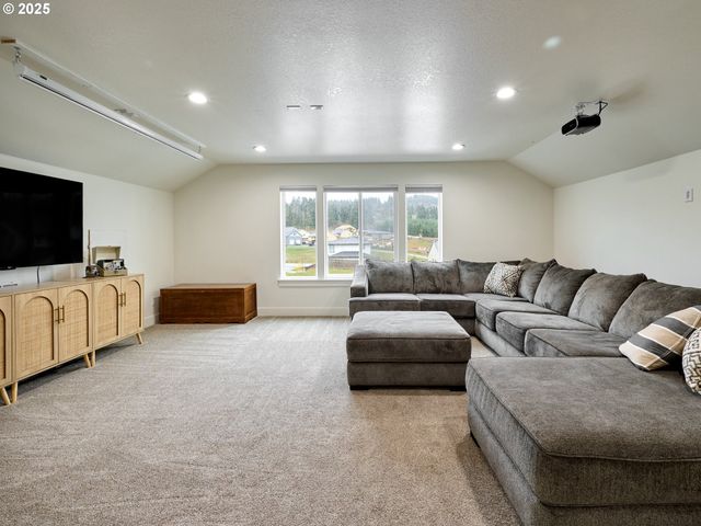 833 HAWK Dr, Silverton, OR 97381
