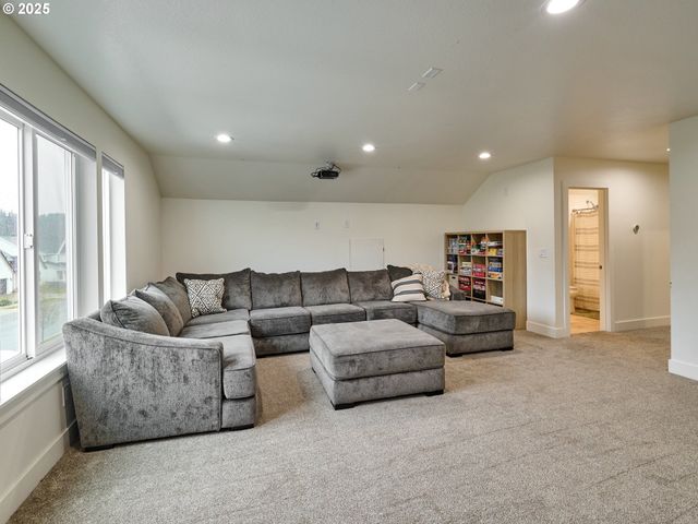 833 HAWK Dr, Silverton, OR 97381
