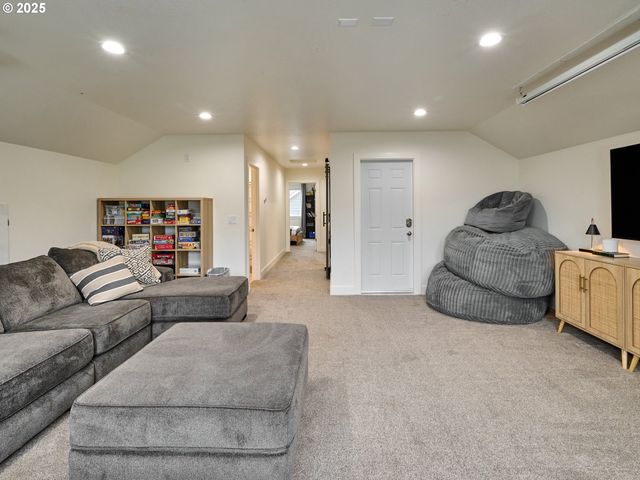 833 HAWK Dr, Silverton, OR 97381