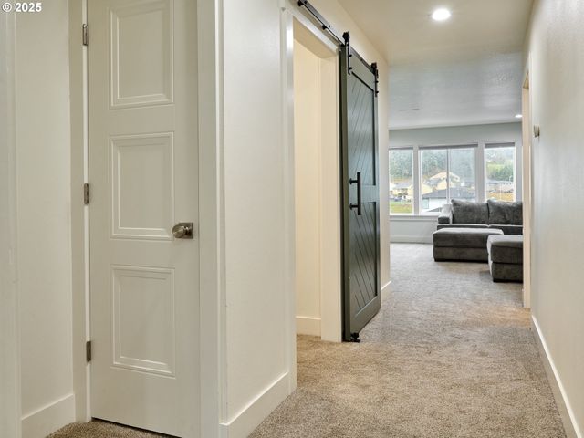 833 HAWK Dr, Silverton, OR 97381