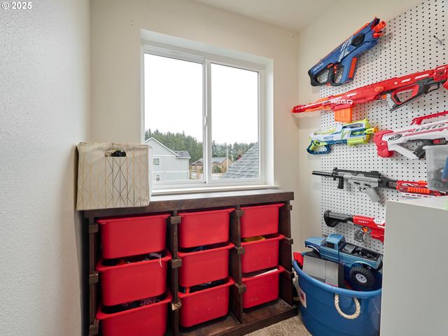 833 HAWK Dr, Silverton, OR 97381