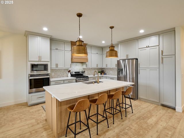 833 HAWK Dr, Silverton, OR 97381