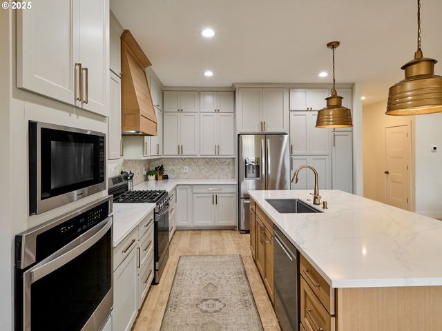 833 HAWK Dr, Silverton, OR 97381