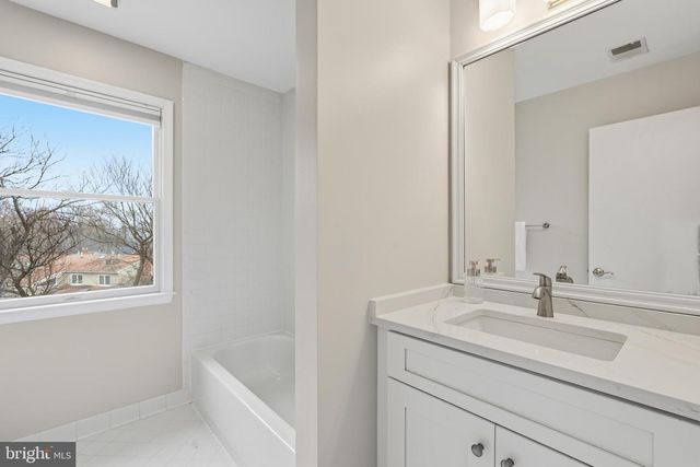 601 SIDELING CT NE, Vienna, VA 22180