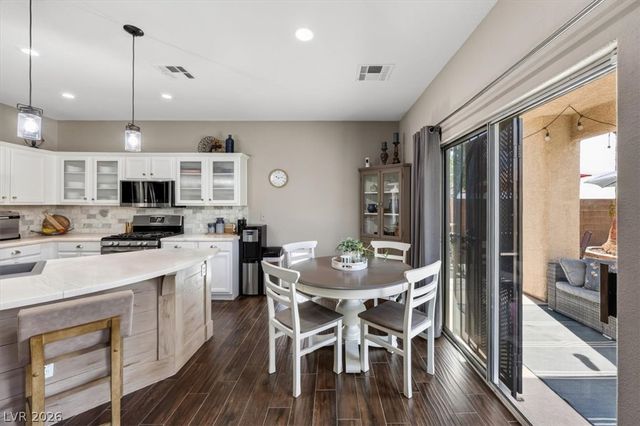 10661 Shelter Hill Court, Las Vegas, NV 89129