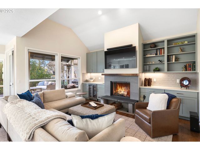 4302 Sw TERLYN Ct, Portland, OR 97221