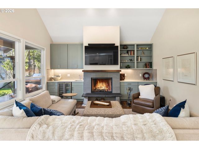 4302 Sw TERLYN Ct, Portland, OR 97221