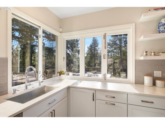 4302 Sw TERLYN Ct, Portland, OR 97221