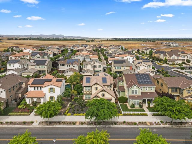 2341 Ellis Town Dr, Tracy, CA 95377