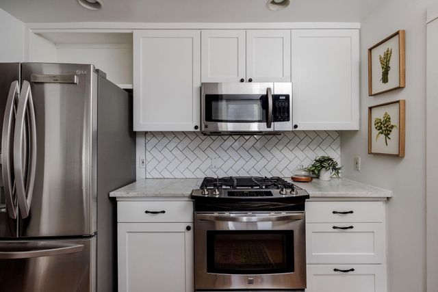 2104 De Verne ST, Austin, TX 78704