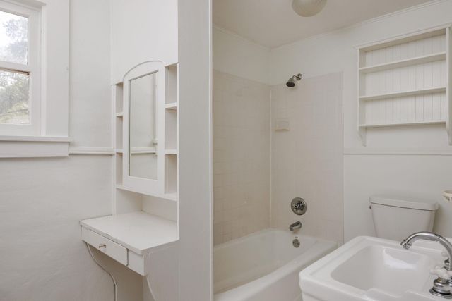 2104 De Verne ST, Austin, TX 78704