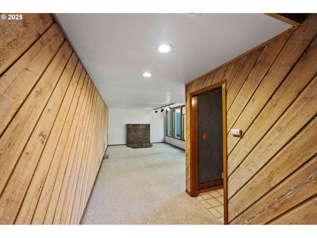 1845 OAK St, North Bend, OR 97459