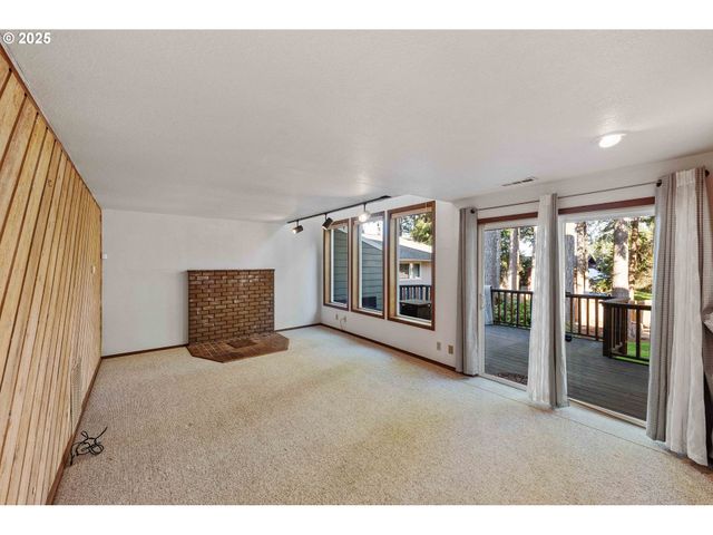 1845 OAK St, North Bend, OR 97459