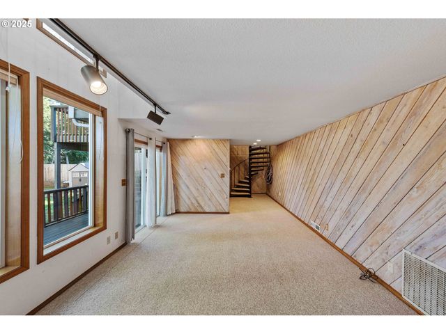 1845 OAK St, North Bend, OR 97459