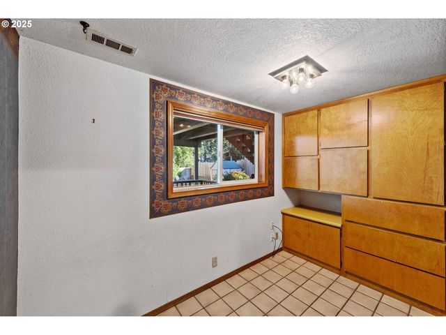 1845 OAK St, North Bend, OR 97459