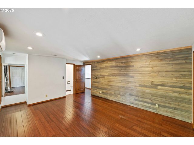 1845 OAK St, North Bend, OR 97459