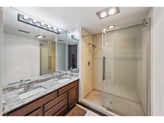 1845 OAK St, North Bend, OR 97459