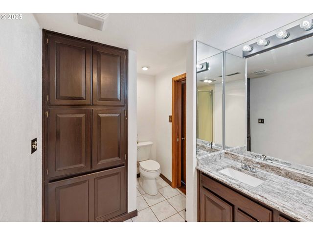 1845 OAK St, North Bend, OR 97459