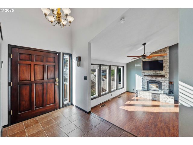 1845 OAK St, North Bend, OR 97459