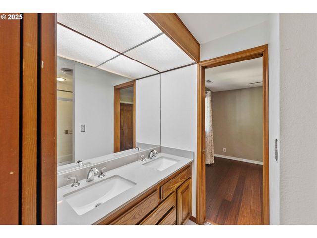 1845 OAK St, North Bend, OR 97459