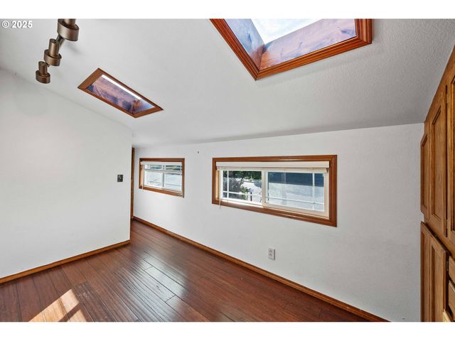 1845 OAK St, North Bend, OR 97459