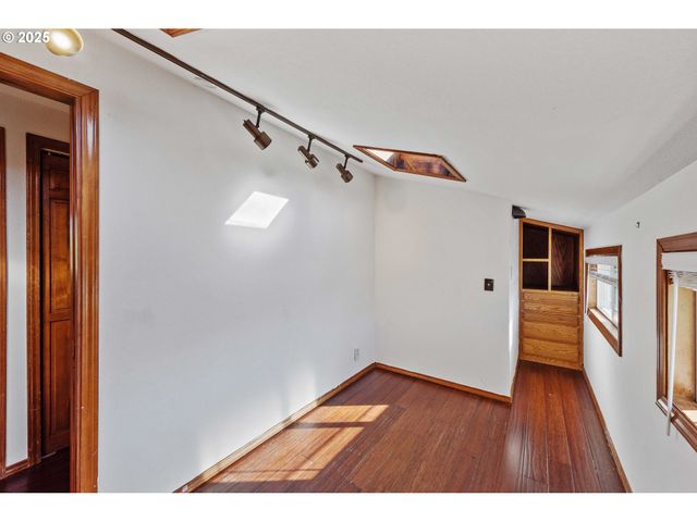 1845 OAK St, North Bend, OR 97459