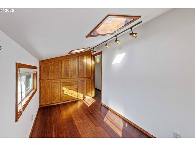 1845 OAK St, North Bend, OR 97459