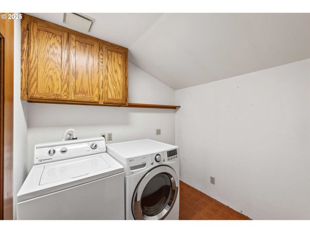 1845 OAK St, North Bend, OR 97459