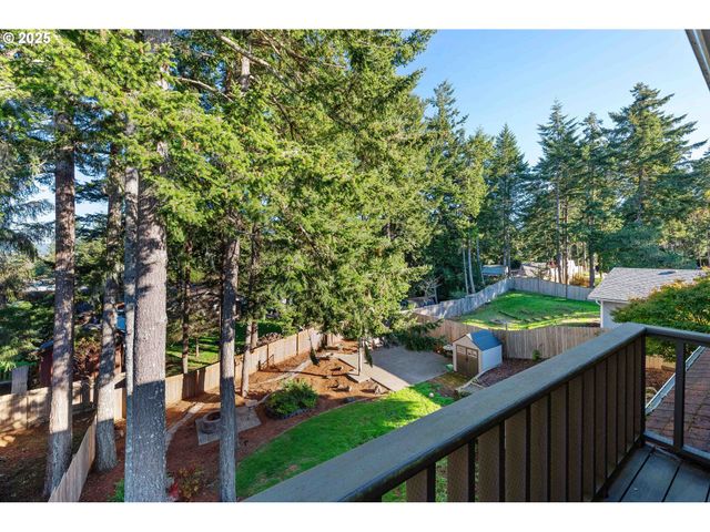 1845 OAK St, North Bend, OR 97459