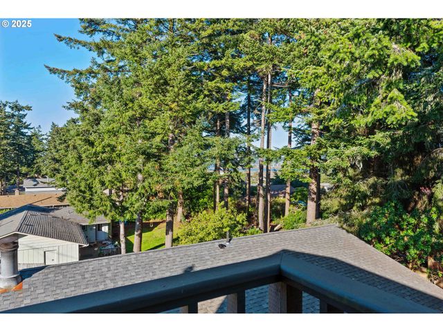 1845 OAK St, North Bend, OR 97459