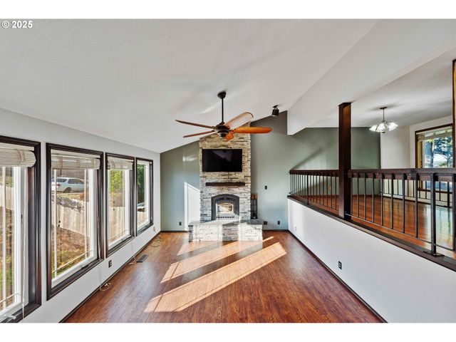 1845 OAK St, North Bend, OR 97459