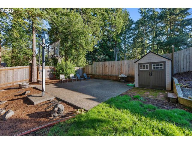1845 OAK St, North Bend, OR 97459
