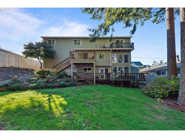 1845 OAK St, North Bend, OR 97459