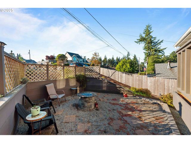 1845 OAK St, North Bend, OR 97459