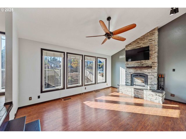 1845 OAK St, North Bend, OR 97459