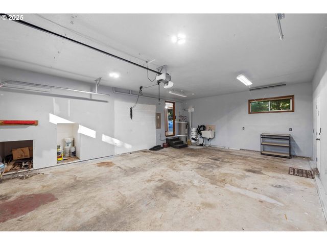 1845 OAK St, North Bend, OR 97459