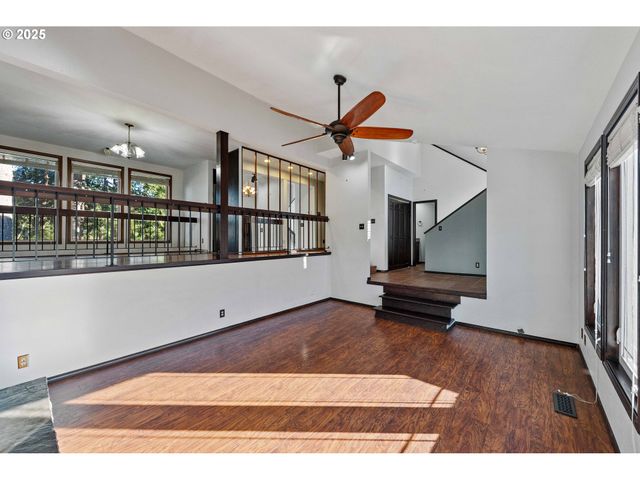 1845 OAK St, North Bend, OR 97459