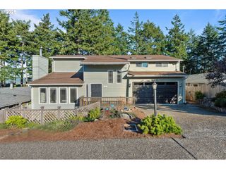 1845 OAK St, North Bend, OR 97459