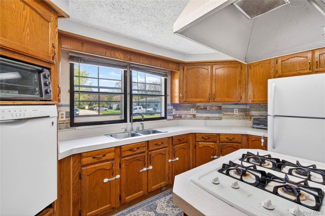 16 Birch Lane, Bloomingburg, NY 12721