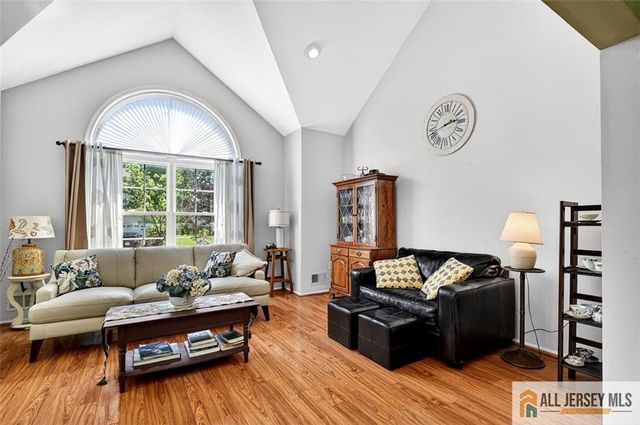 28 Glynn Court, Parlin, NJ 08859