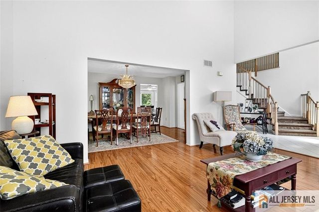 28 Glynn Court, Parlin, NJ 08859