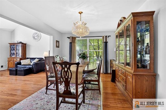 28 Glynn Court, Parlin, NJ 08859