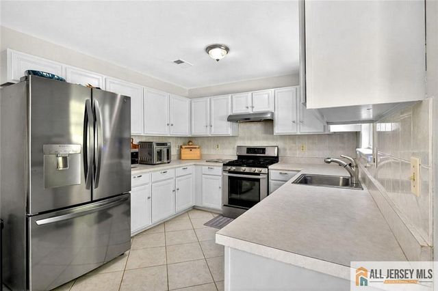 28 Glynn Court, Parlin, NJ 08859