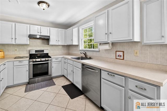 28 Glynn Court, Parlin, NJ 08859