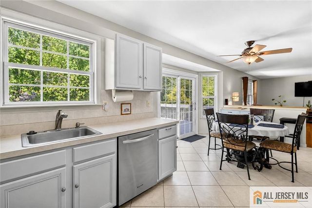28 Glynn Court, Parlin, NJ 08859