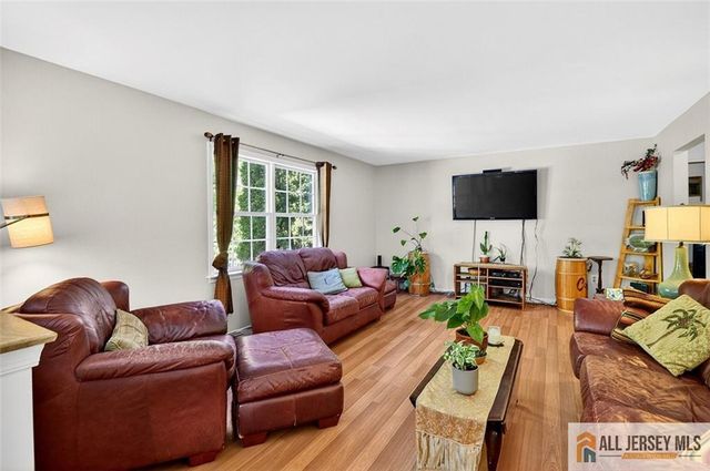 28 Glynn Court, Parlin, NJ 08859