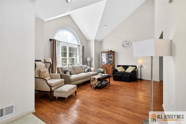 28 Glynn Court, Parlin, NJ 08859