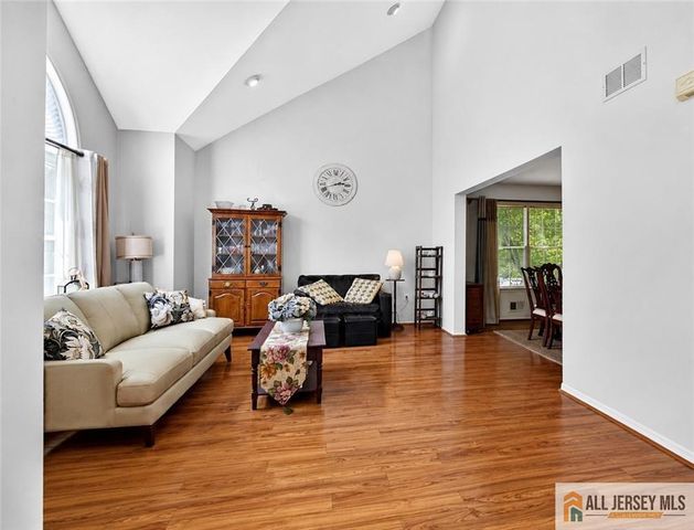 28 Glynn Court, Parlin, NJ 08859
