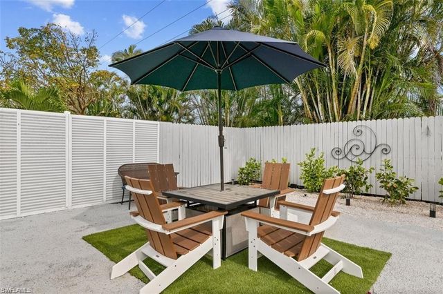 717 95th AVE N, Naples, FL 34108