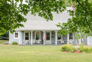 2546 County St, Somerset, MA 02726